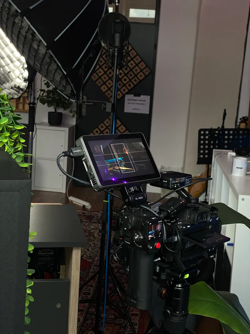 Kamera mit Monitor im Studio vor einer Softbox