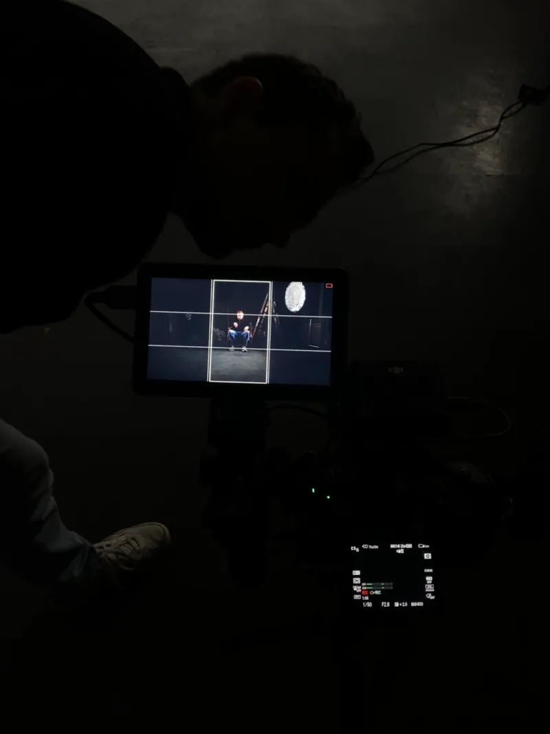 Kamera im dunklen Studio, der Monitor leuchtet