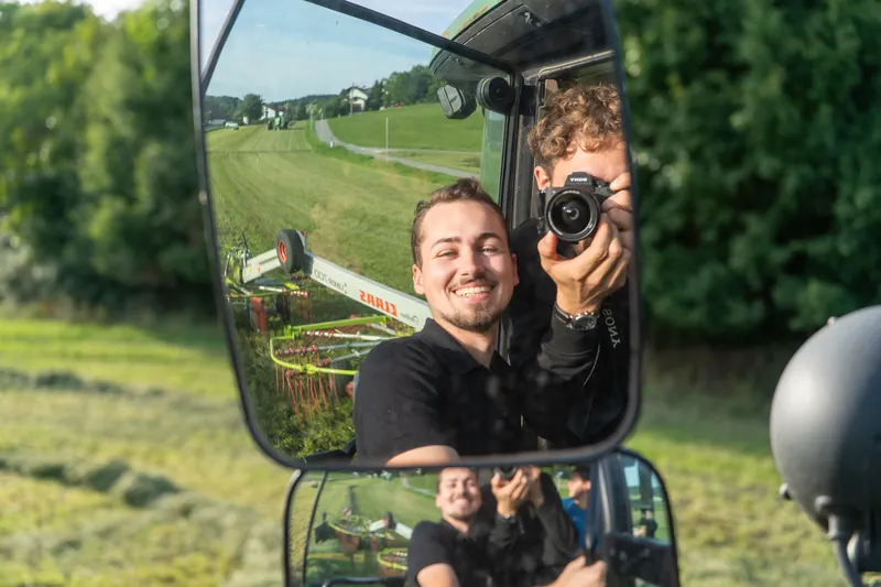 Spiegelbild im Traktorspiegel: zwei Fotografen mit Kamera