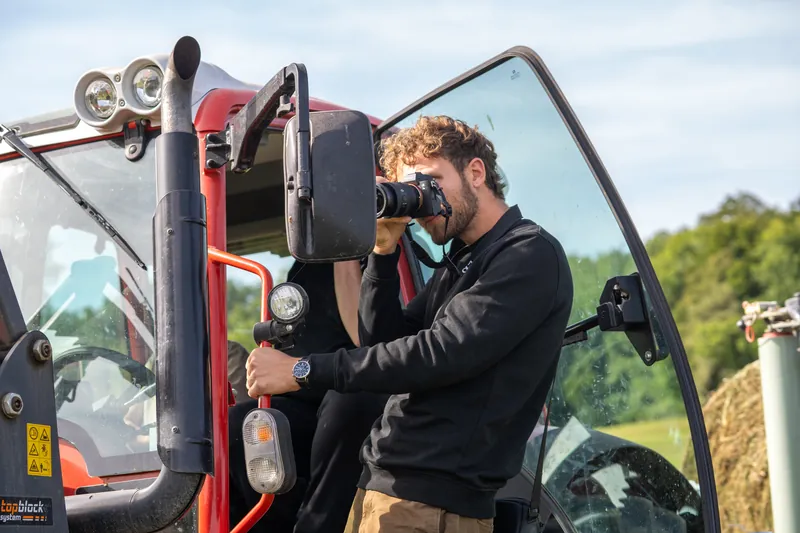 Fotograf fotografiert aus der offenen Traktortür