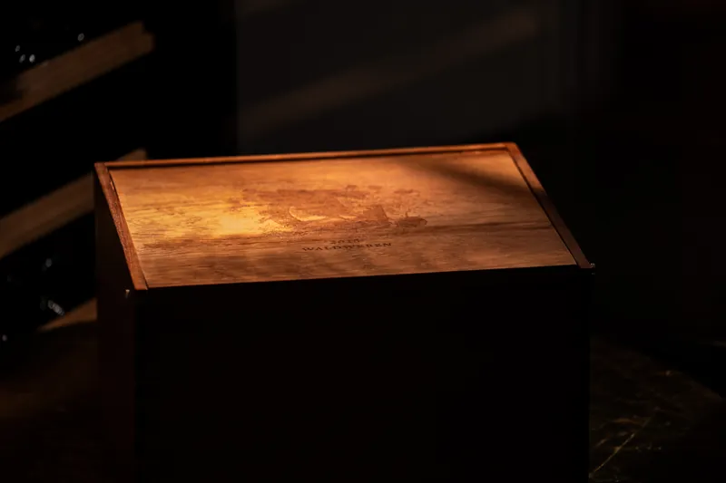 Weinkiste aus Holz im warmen Streiflicht